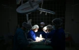 Des médecins pratiquent une intervention chirurgicale dans un bloc opératoire de l’Hôpital général de La Paz, le 26 mai 2026, en Bolivie