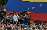 L'opposant vénézuélien Juan Guaido salue ses supporteurs lors d'un rassemblement à Caurimare (banlieue de Caracas), le 10 avril 2019