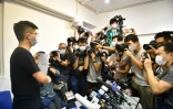 Le militant pro-démocratie Joshua Wong (g) tient une conférence de presse à Hong Kong, le 31 juillet 2020