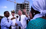 Le Premier ministre François Bayrou et le préfet de Mayotte François-Xavier Bieuville visitent une usine de dessalement d'eau à Petite-Terre Pamandzi, le 30 décembre 2024