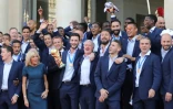 Emmanuel et Brigitte Macron posent avec les Bleus champions du monde à l'Elysée, le 16 juillet 2018