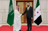 Photo fournie par l'agence syrienne Sana, le 24 janvier 2025, du nouveau dirigeant syrien Ahmad al-Chareh (d) et du ministre saoudien des Affaires étrangères Fayçal ben Farhane à Damas