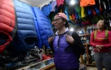 Furdiki Sherpa et Nima Doma Sherpa dans un magasin d'équipement pour les alpinistes à Katmandou le 12 février 2019