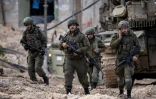 Des soldats israéliens accompagnent un char dans le camp de réfugiés de Jénine, en Cisjordanie occupée, le 24 février 2025