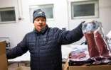 L'éleveur Asko Lansman prépare des cartons de viande de rennes dans son atelier d'emballage, le 25 novembre 2021 à Karigasniemi, en Finlande