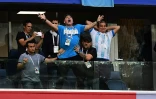 La légende Diego Maradona exulte après le premier but de l'Argentine contre le Nigeria à Saint-Pétersbourg, le 26 juin 2018