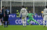 L'attaquant argentin de l'Inter Milan, Lautaro Martinez, égalise (1-1) sur pénalty face à la Juventus Turin, lors de la finale de la Supercoupe d'Italie, le 12 janvier 2022 au Stade San Siro à Milan