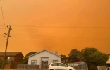 Le ciel semble être lui aussi en feu en raison des nombreux incendies qui ravagent l'Australie, sur cette image prise le 30 décembre 2019 dans la ville côtière de Bermagui, en Nouvelle-Galles du Sud