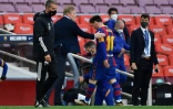 L'entraîneur du FC Barcelone Ronald Koeman salue Lionel Messi à sa sortie du match perdu contre le Celta Vigo au Camp Nou, le 16 mai 2021
