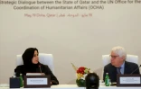 La ministre d'État à la Coopération internationale du Qatar Lolwah Al-Khater (G) et le chef des Affaires humanitaires de l'ONU, Martin Griffiths (D), le 19 mai 2024 à Doha