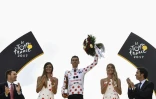 Le Français Warren Barguil pose avec son maillot de meilleur grimpeur sur le podium sur les Champs-Elysées, après la fin du Tour de France, le 23 juillet 2017 