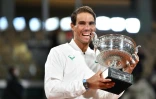 La joie de l'Espagnol Rafael Nadal, après avoir battu le Serbe Novak Djokovic, en finale du tournoi de Roland-Garros, le 11 octobre 2020, et remporté son 13e titre à Paris