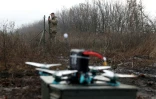 Un opérateur de drones FPV (pilotage en immersion) de l'armée ukrainienne s'entraînent près de la ligne de front, dans la région de Donetsk, le 16 novembre 2023