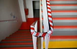 Un adhésif a été fixé sur une rampe d'école pour rappeler aux élèves de ne pas la toucher à Chateau-Gontier, France, le 31 août 2020