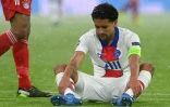 Le défenseur brésilien du Paris Saint-Germain, Marquinhos, blessé juste après avoir marqué le but du 0-2 lors du match de football contre le Bayern Munich, le 7 avril 2021