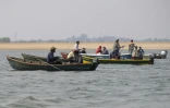 Des pêcheurs sur le fleuve Parana dont le niveau en eau est affectée pra une sécheresse historique, le 20 août 2021 au large de la Isla del Cerrito, en Argentine