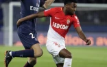 Le milieu de Monaco Thomas Lemar (d) à la lutte avec celui du PSG Javier Pastore au Parc des Princes, le 15 avril 2018