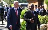 Le président américain Joe Biden discute avec son homologue sud-africain Cyril Ramaphosa lors du sommet du G7 à Carbis Bay le 12 juin 2021
