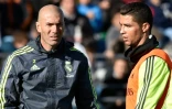 Zinédine Zidane (g) à côté de Cristiano Ronaldo lors de son 1er entraînement à la tête du Real Madrid le 5 janvier 2016 au stade Alfredo di Stefano stadium à Valdebebas en banlieue de Madrid