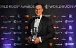 Le joueur de rugby irlandais Josh van der Flier pose avec son trophée après avoir remporté le prix du meilleur joueur de rugby masculin de l'année lors de la cérémonie des World Rugby Awards 2022, à Monaco, le 20 novembre 2022