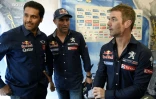 Les pilotes français Sébastien Loeb (d) et Stéphane Peterhansel de l'écurie Peugeot avec le Qatari Nasser al-Attiyah (g) à Paris, le 18 novembre 2015