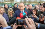 Le chef du Fianna Fail, Micheal Martin (C), s'exprime devant la presse le 9 février 2020 à Cork