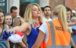 Une agent de sécurité procède à une palpation sur une supportrice, le 3 juillet 2016 dans la fan zone à Toulouse, avant le quart de finale de l'Euro 2016 entre la France et l'Islande