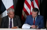Le président du Panama, Jose Raul Mulino, assiste à la signature d'un accord bilatéral par le secrétaire américain à la Défense, Pete Hegseth, à Panama City, le 9 avril 2025