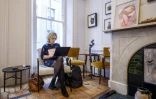 Une membre de l'AllBright, un club privé pour femmes, le 28 février 2018 à Londres