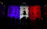 Les couleurs du drapeau français projetées sur un bâtiment à Rome le 15 juillet 2016