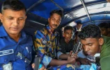 Des réfugiés rohingyas escortés par la police du Bangladesh après avoir été interpelés près de Cox's Bazar, le 10 octobre 2020