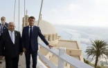 Le président français Emmanuel Macron (d) et le ministre algérien des Affaires étrangères Ramtane Lamamra (g) au fort Santa Cruz d'Oran, le 27 août 2022