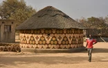 Une maison peinte à Matobo, au Zimbabwe, le 30 septembre 2024
