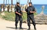 Deux policiers tunisiens sur la plage de Hammamet, le 18 juin 2016