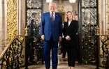 Photo de Giorgia Meloni et Donald Trump posant le 4 janvier 2025 dans la résidence du président élu américain à Mar-a-Lago en Floride, publiée le 5 janvier 2025 par les services de la Première ministre italienne