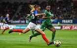 La Française Delphine Cascarino tente de déborder la Nigeriane Glory Ogbonna, lors du match amical disputé au Mans, le 6 avril 2018