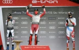 Clément Noël (g), 2e du classement du slalom aux côtés de l'Autrichien Marco Schwarz (c), 1er, et du Suisse Ramon Zenhaeusern, 3e, à Lenzerheide, en Suisse, le 21 mars 2021