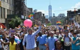 Le maire de New York Bill de Blasio défile aux côtés de ses concitoyens dans les rues de New York pour la Gay Pride géante, 50 ans après les émeutes de Stonewall, le 30 juin 2019