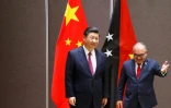 Le président chinois Xi Jinping accueilli par le Premier ministre papouasien Peter O'Neill avant le sommet de l'Apec à Port Moresby, le 16 novembre 2018