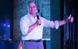 Xavier Becerra, candidat démocrate à l’élection du gouverneur de Californie, prend la parole lors d’un rassemblement pour mobiliser les électeurs à West Hollywood, le 28 mai 2026