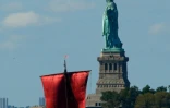 Le "Draken Harald Haarfagre" entre dans le port de New York devant la Statue de la Liberté, le 17 septembre 2016