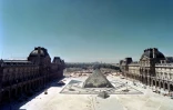 La pyramide du Louvre de l'architecte Ieoh Ming Pei, le 28 juillet 1988 Ă Paris
