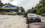 Des gens faisant la queue à une station essence à l'extérieur de la ville de Tallahassee, en Floride, à l'approche de l'ouragan Michael, le 8 octobre 2018.