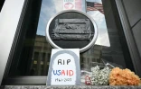 Devant le siège de l'USAid -dont l'enseigne a été masquée par des rubans adhésifs noirs- le 7 février 2025 à Washington
