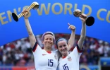 Les joueuses des USA Megan Rapinoe (g) et Rose Lavelle buteuses lors de la victoire 2-0 sur les Pays Bas en finale du Mondial Ă Lyon le 7 juillet 2019
