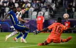 L'attaquant de la Juventus Turin Federico Chiesa ouvre le score face au gardien sénégalais de Chelsea Edouard Mendy, lors de leur match de poule de la Ligue des Champions, le 29 septembre 2021 à Turin