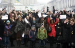 La place de Maïdan à Kiev, prise d'assaut, le 6 mars 2014, par des manifestants pro-ukrainiens saluant le soutien de la communauté internationale à l'Ukraine