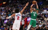 Jayson Tatum face à Cade Cunningham lors du premier match de la saison de NBA entre les Pistons et les Celtics, le 20 octobre à Détroit