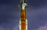 Le lanceur Artémis II et le vaisseau Orion en attente sur le pas de tir du Centre spatial Kennedy, le 31 mars 2026 à Cape Canaveral, en Floride