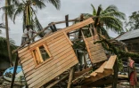 Un homme fouille les décombres d'une maison détruite à Bilwi, au Nicaragua, le 5 novembre 2020, après le passage dévastateur de l'ouragan Eta